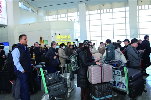 济南机场迎来客流高峰 本专题摄影 记者 周里